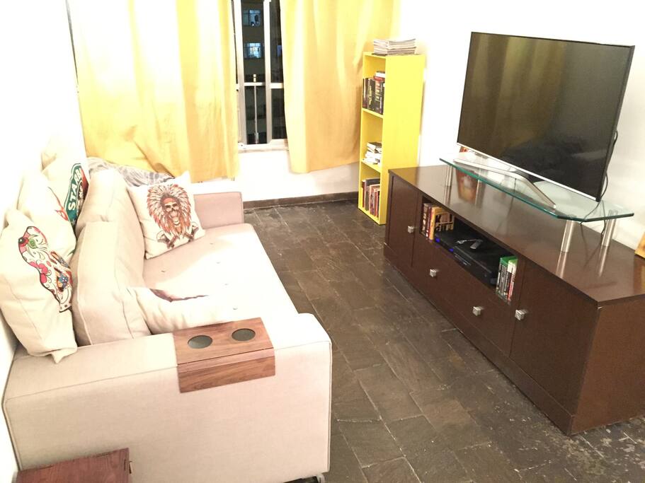 Sala de televisão com espaço para leitura