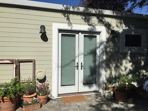 Charming Private Quiet Backyard Studio
