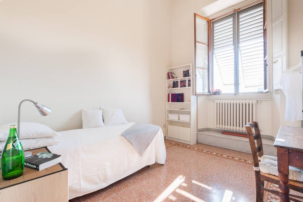 BRIGHT AND SUNNY SINGLE BEDROOM