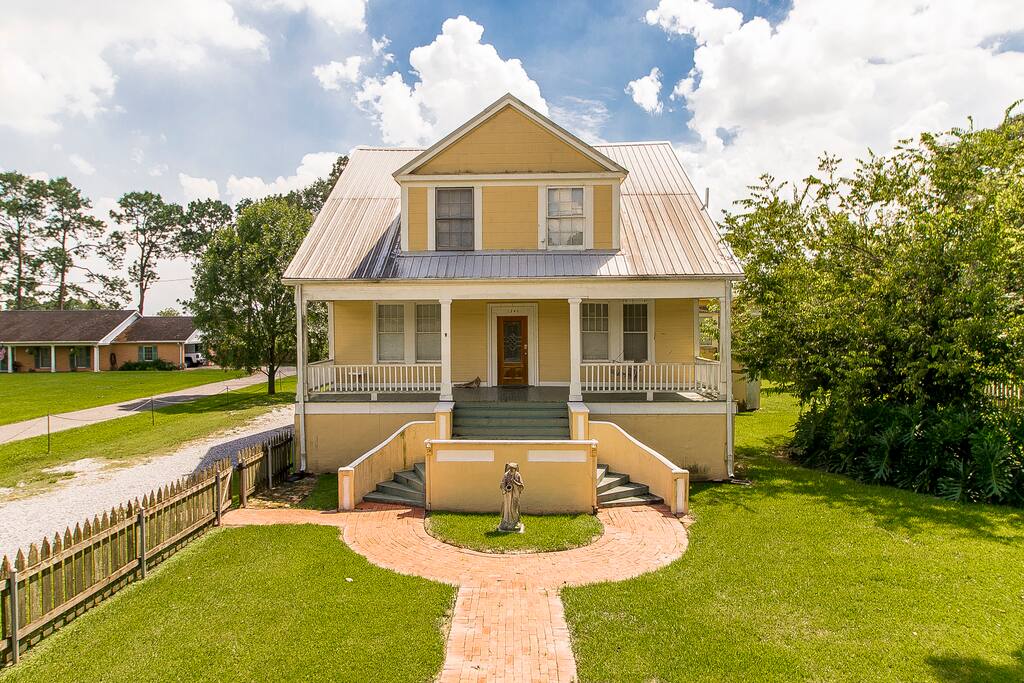 Historic home with 4 private furnished apartments