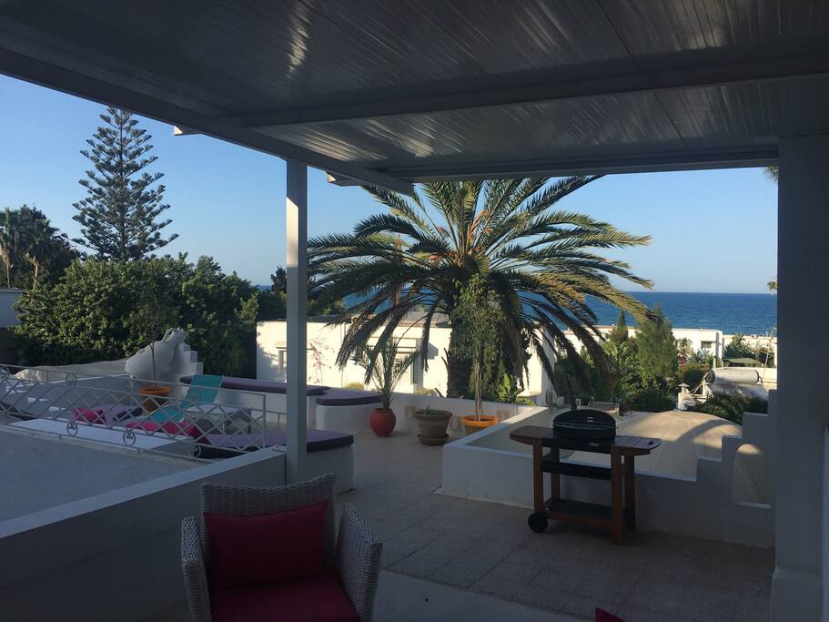 La terrasse vue sur mer avec son barbecue
