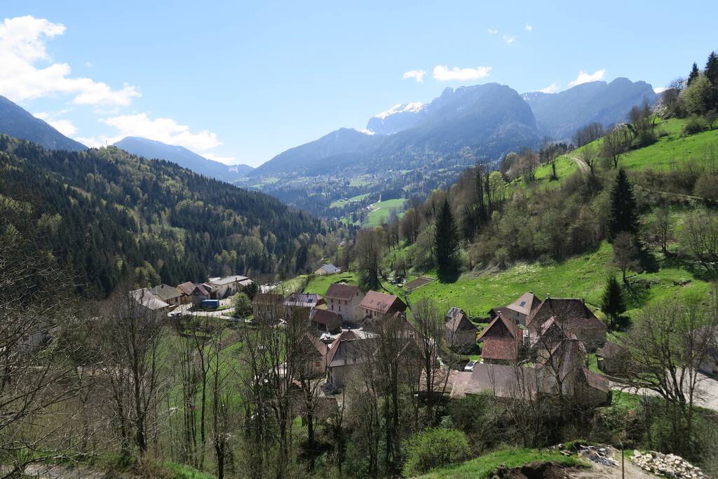 Le hameau avec au fond le GRAND SOM