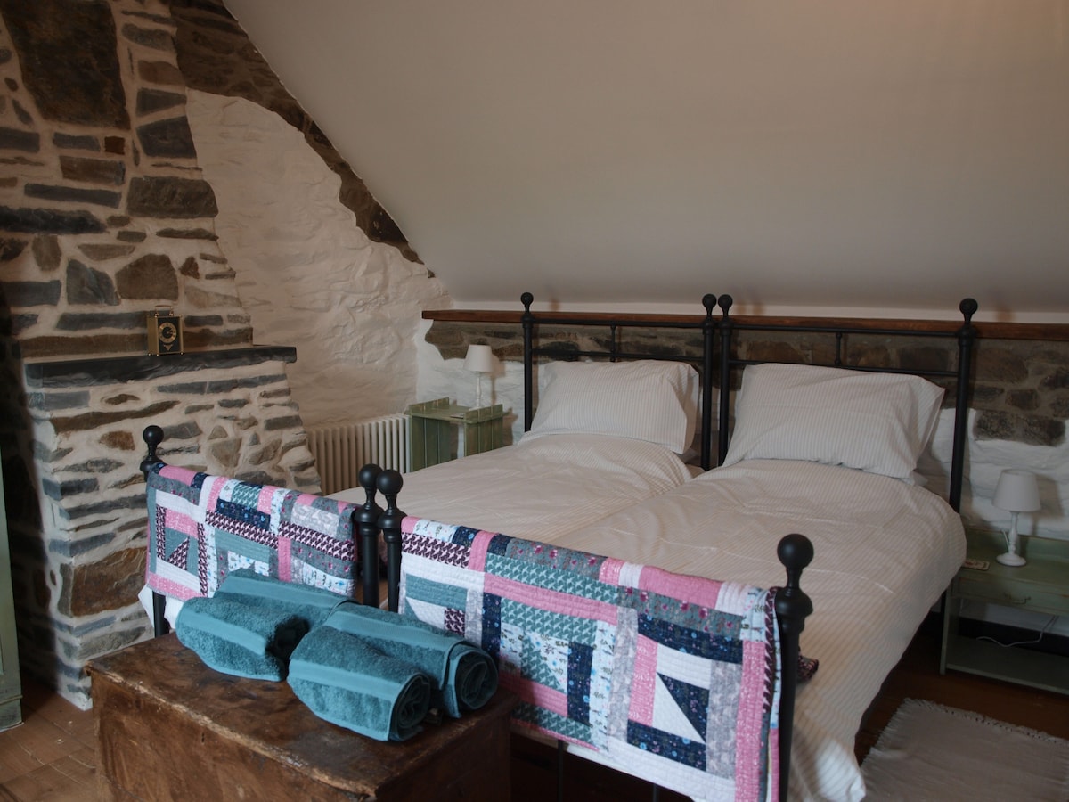 Habitación con características originales de piedra