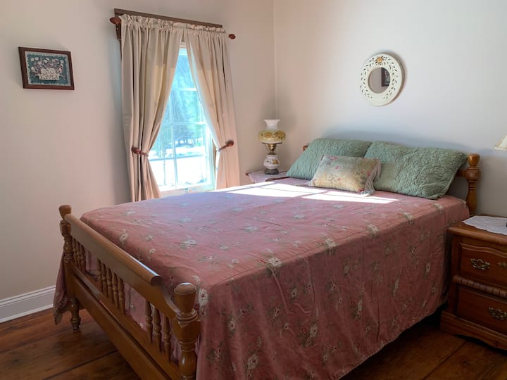 Spálňa pre hostí na druhom poschodí s manželskou posteľou/manželskou posteľou. 