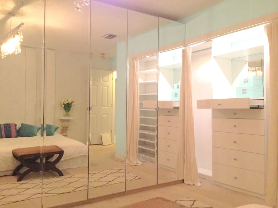 wall to wall mirror doors closet, make the espace7uuui7999and8888o8o78789900988880iiopi0o80 brigther and airy
