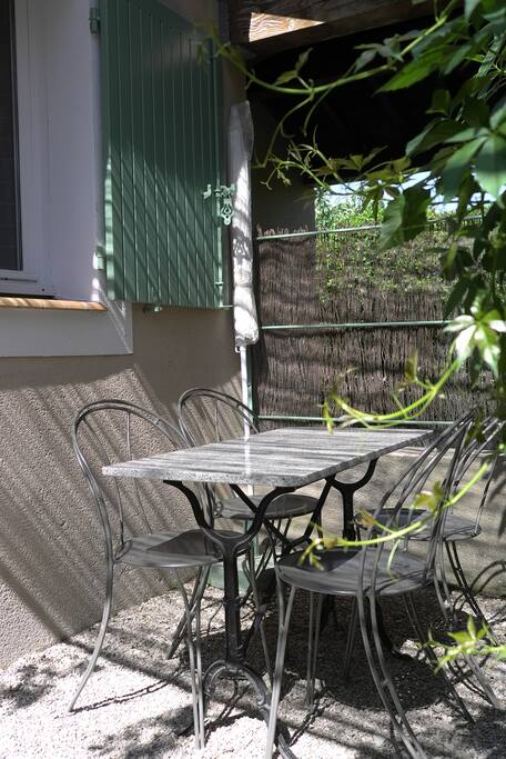 Patio privé extérieur du Mazet sous la treille