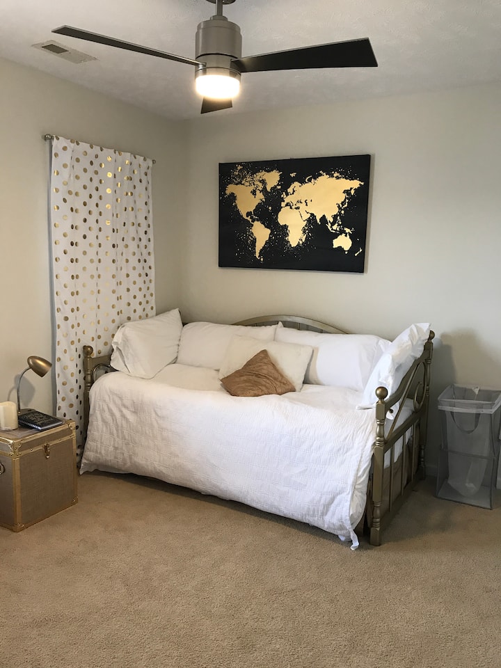 Private room for 1.Close to everything & spacious