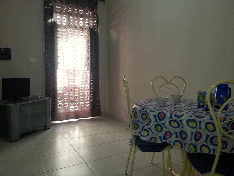 Ampia Cucina soggiorno con TV