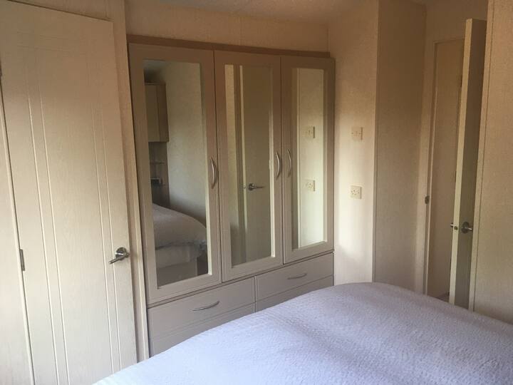 มีตู้เสื้อผ้ามากมายในห้องนอนใหญ่