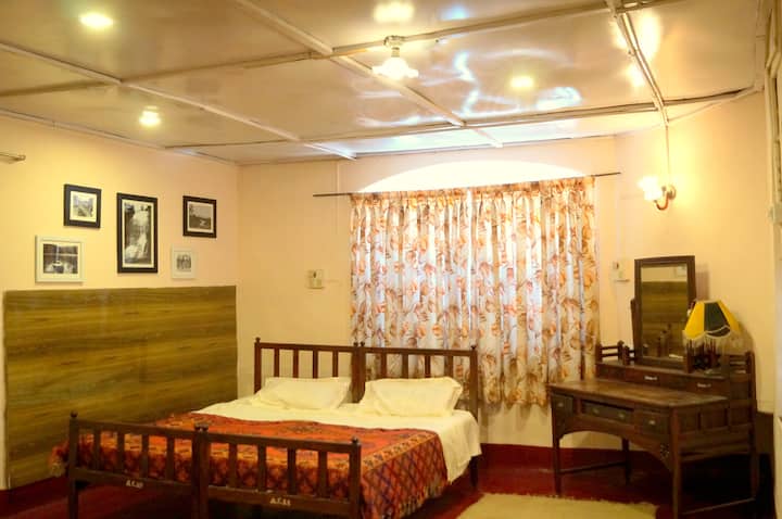 Nagy Heritage szoba antik ággyal és bútorokkal 