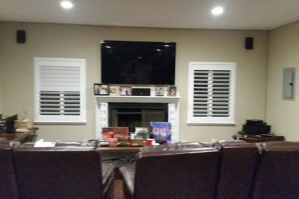Common living room. another big screen.