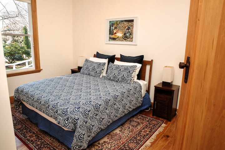 Главна спалня - суперголямо двойно легло