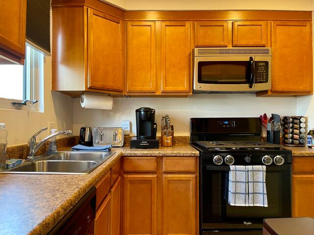 OSU & Riverside| Washer & Dryer| Fenced Backyard gallery image 4