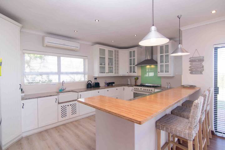 Beachside 3-Bed House in Melkbosstrand gallery image 2