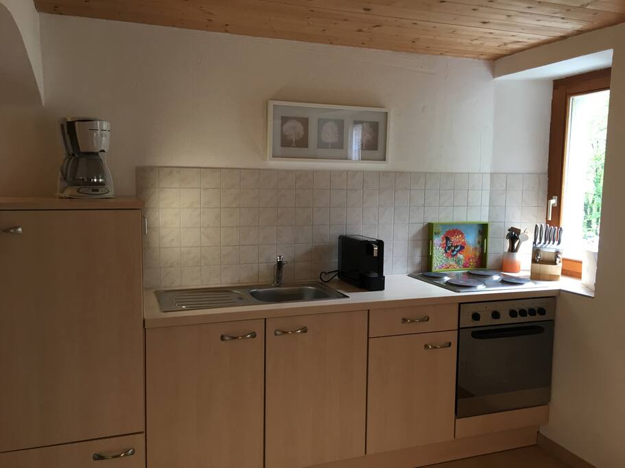 Küche mit Herd und Backofen.