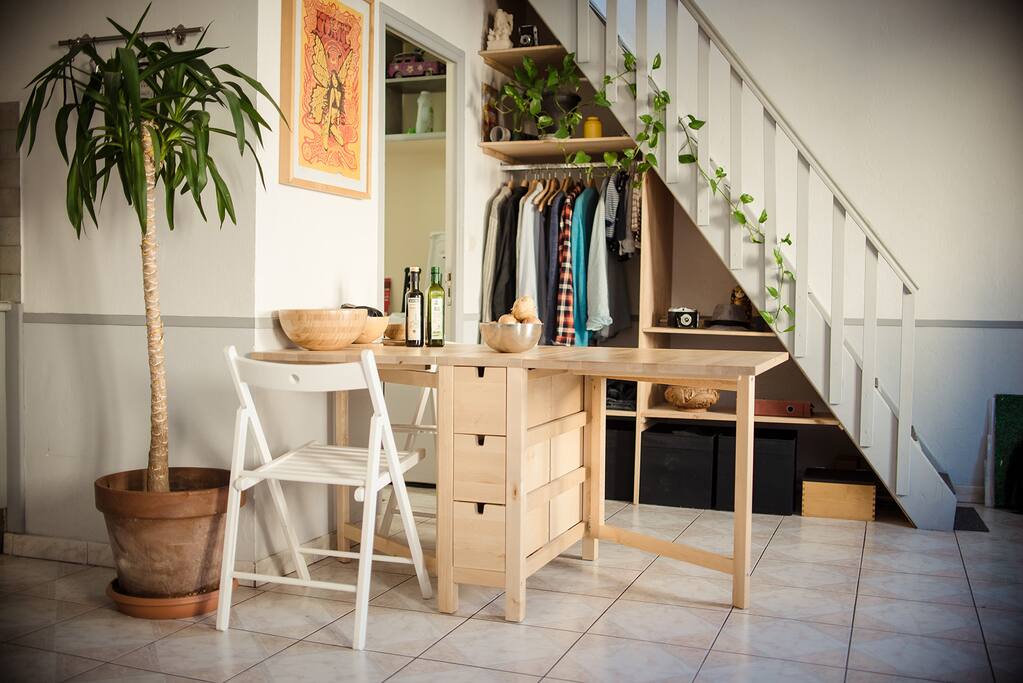 rangements, penderie, jeux, une guitare, dans la salle de bain lave linge et grande baignoire