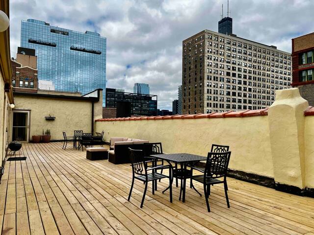 BIG Downtown Penthouse|Vintage 3bd (GYM+Balcony) gallery image 2