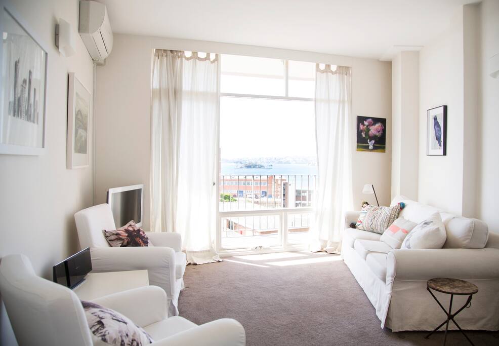 Light filled apartment with wonderful harbour views