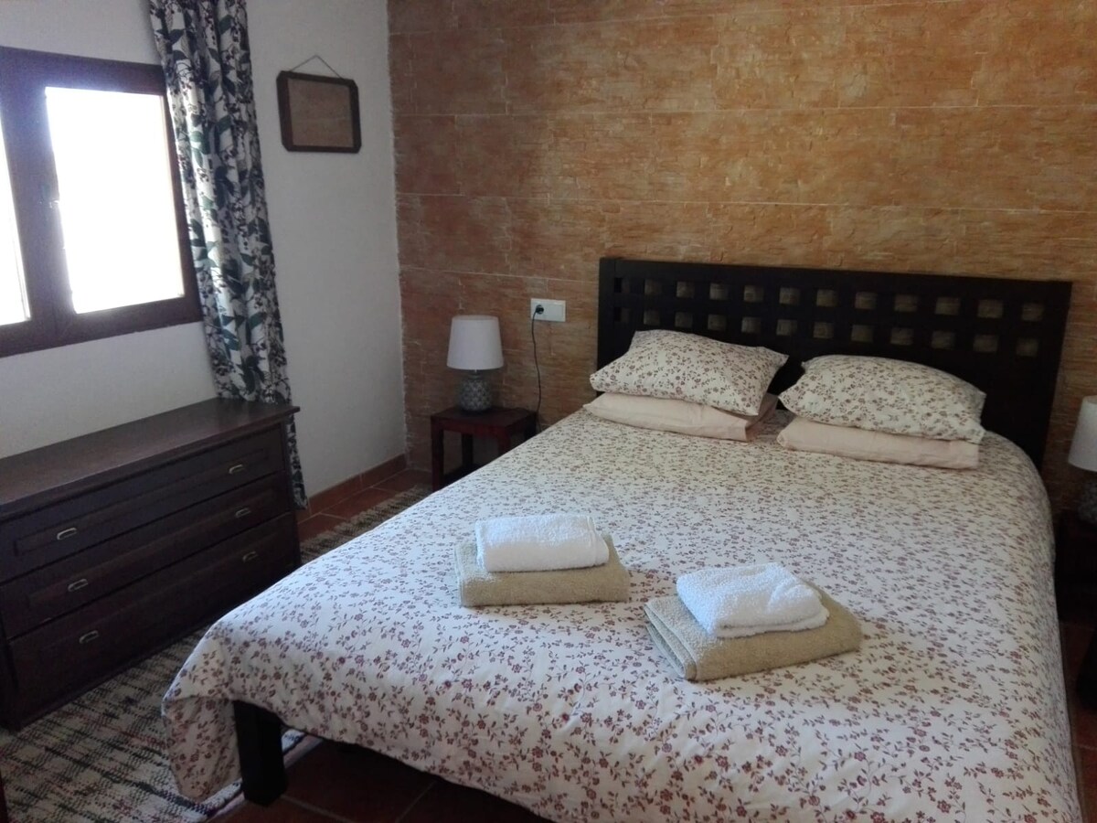 חדר שינה זוגי עם מיטת קווין סייז