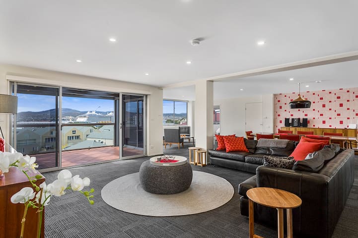 Battery Point Executive Penthouse Apartment
