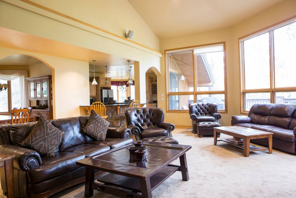 Soaring ceilings. All windows have blinds! In this pic, they are fully retracted.