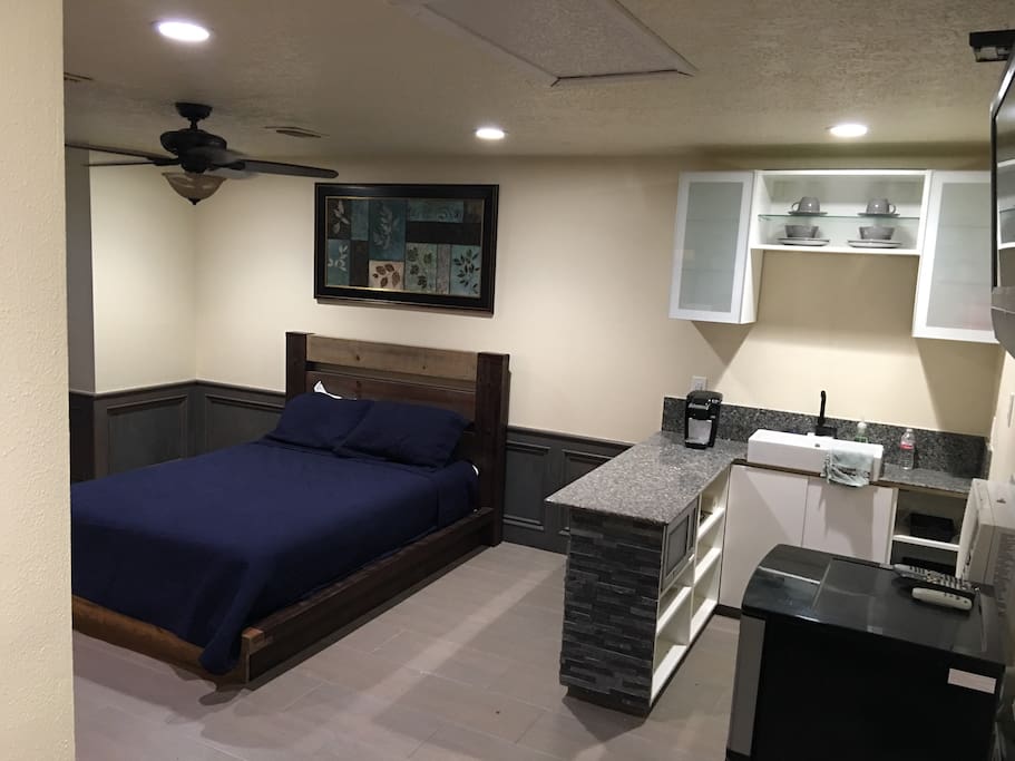 Queen platform bed w new mattress. Bar and mini kitchen.