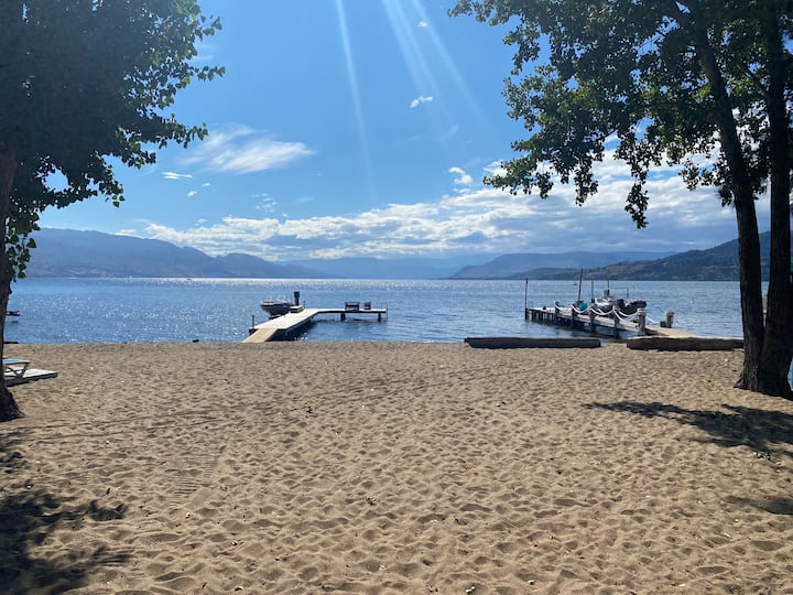 The Lake House W/ Private Sand Beach! - Kelowna