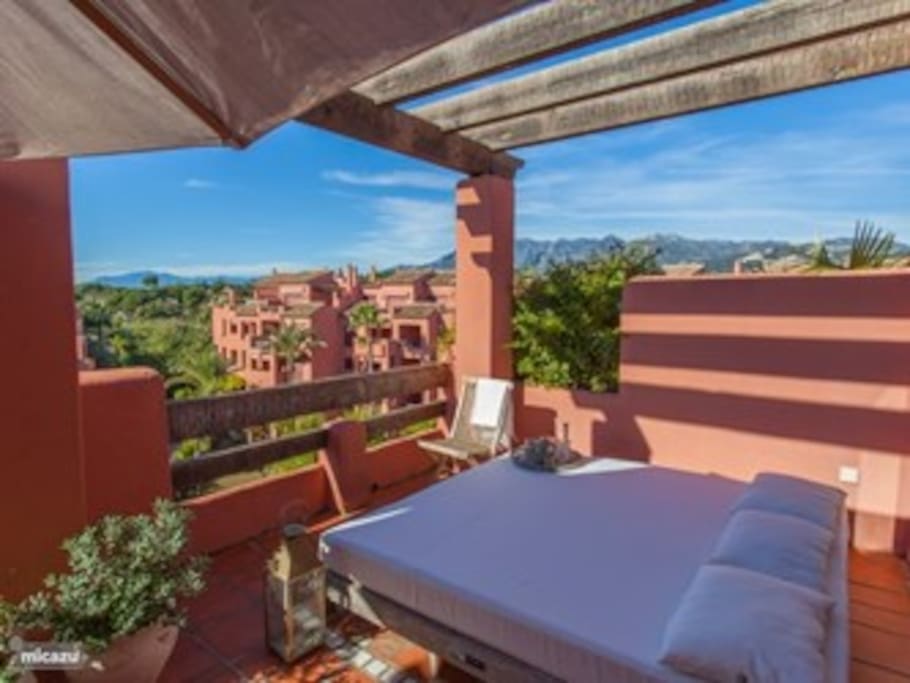 Sunny topfloor roofterrace with bed
