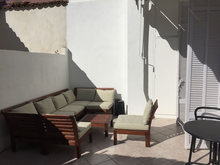 terrasse dans une cour intérieure très calme