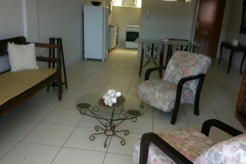 sala de estar com cozinha ao fundo