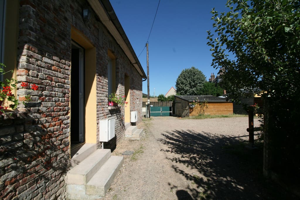 Extérieurs de la maison en brique avec la porte d'entrée sur la gauche