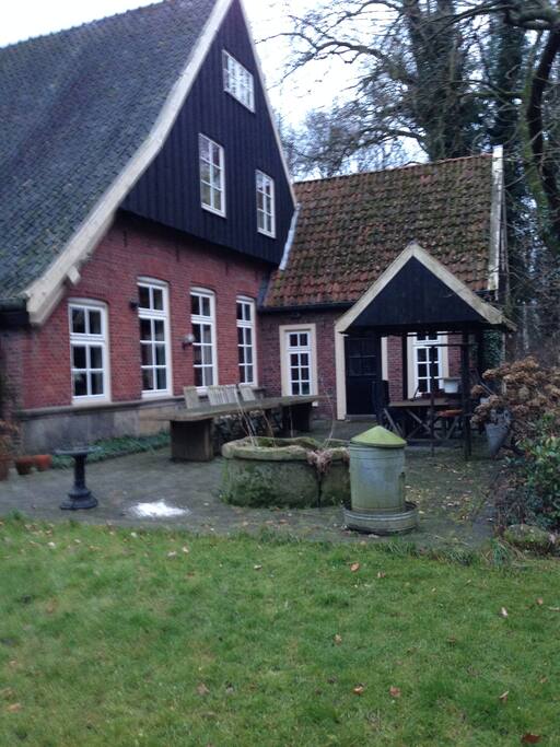 terras met BBQ en ingang naar keuken
