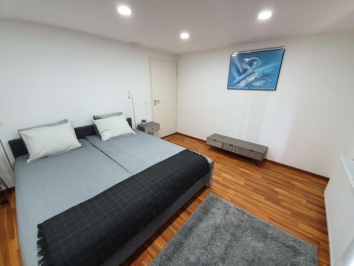 Schlafzimmer 2 mit Bett 180cm und Balkon