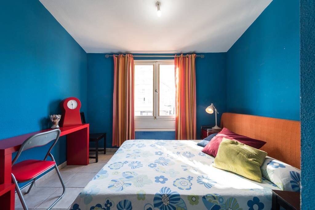 Dormitorio muy cómodo y luminoso, el cabecero es un colchón de 90cm, si sois 3 huéspedes se distribuye la habitación para que quepan las dos camas, o si no, también se puede añadir una cuna para un bebé o niño pequeño.