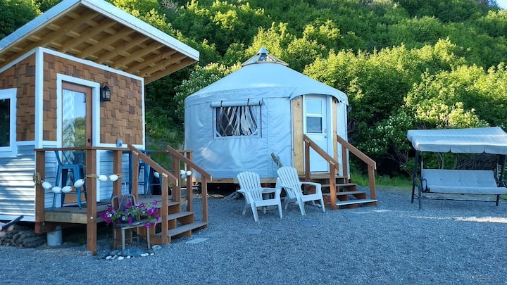 Experience Alpenglow Yurt with astounding views!