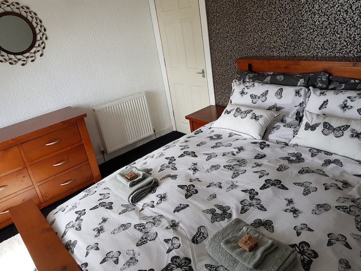 Спална соба на горно ниво со брачен кревет (широк 150-179 см) 