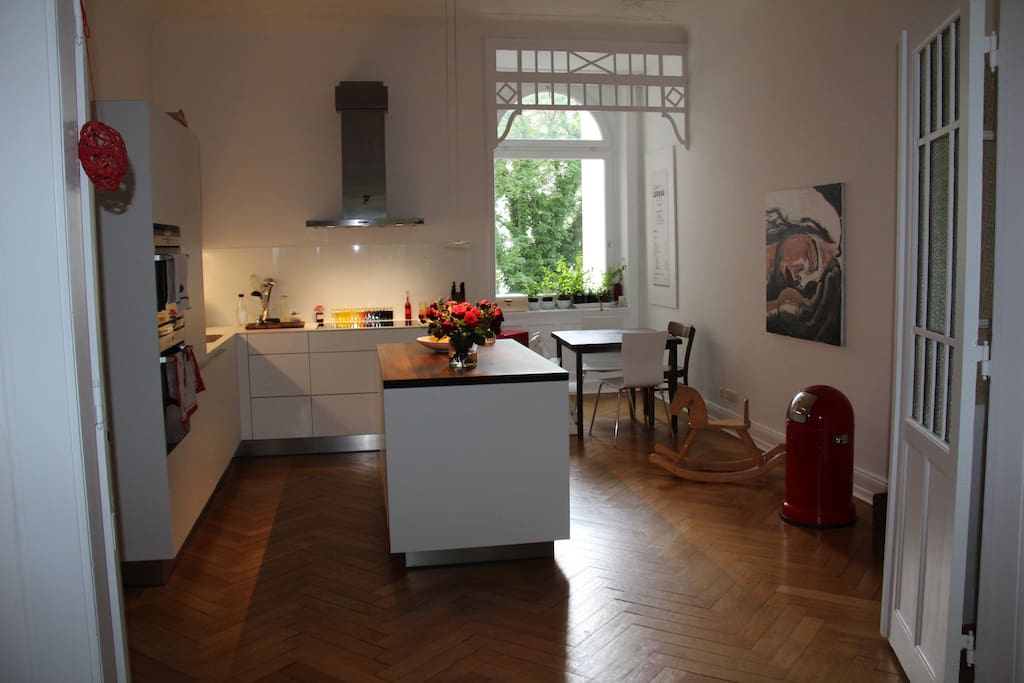 Offene Wohnküche mit Blick auf den Isebekkanal