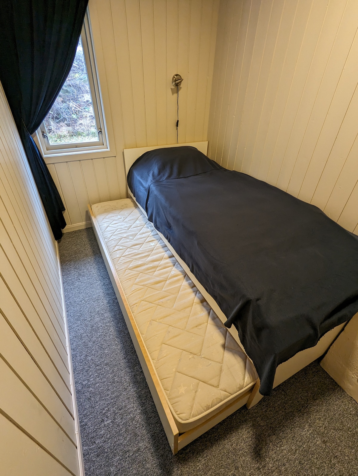 เตียงเดี่ยวพร้อมเตียงเสริมแบบดึงออกได้ 