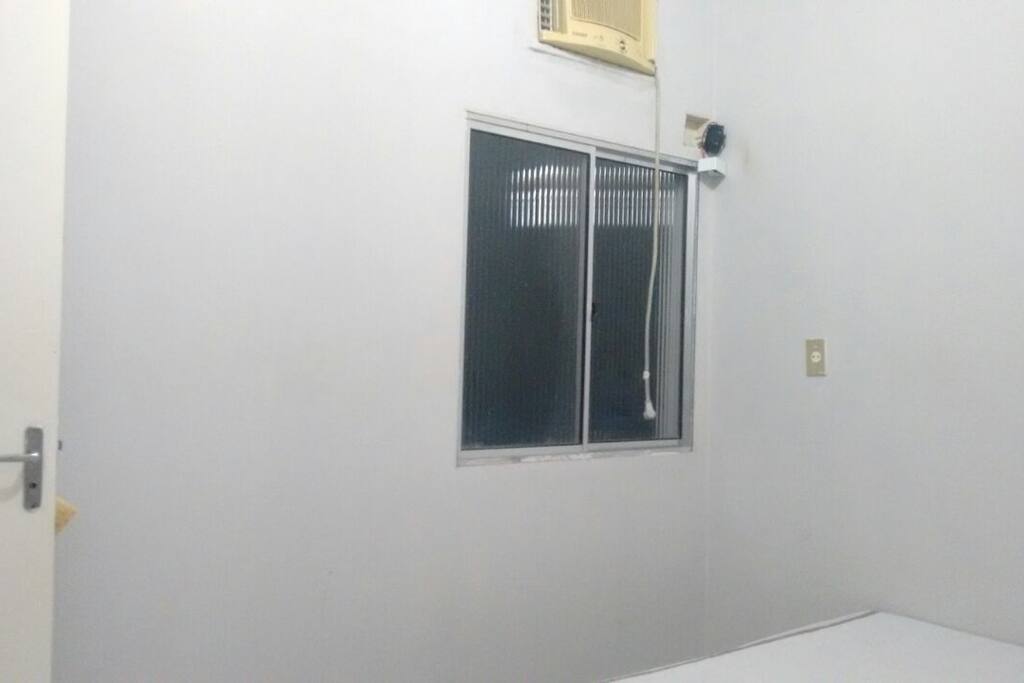 Quarto com janela e ar condicionado :)