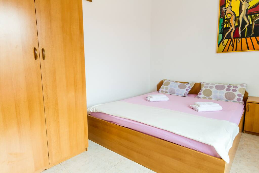 Bedroom with closet and double bed
