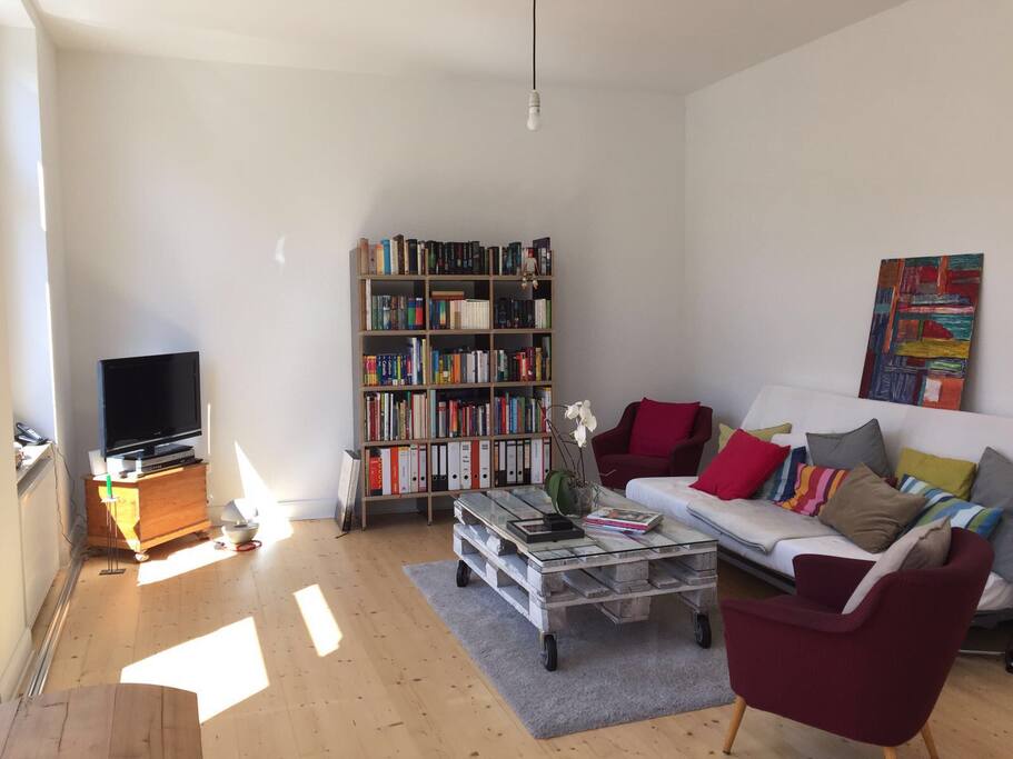 Das gemütliche und geräumige Wohnzimmer. Hier steht auch die Gäste-Couch.