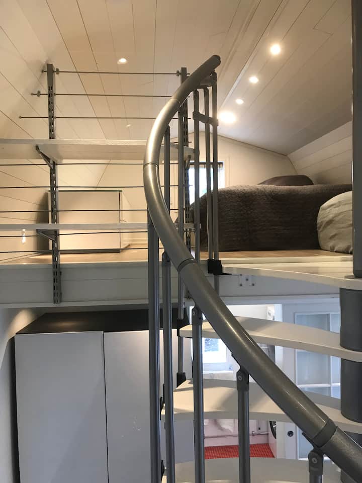 Ლოფტი საწოლითა და სათავსო სკამით მარცხნივ