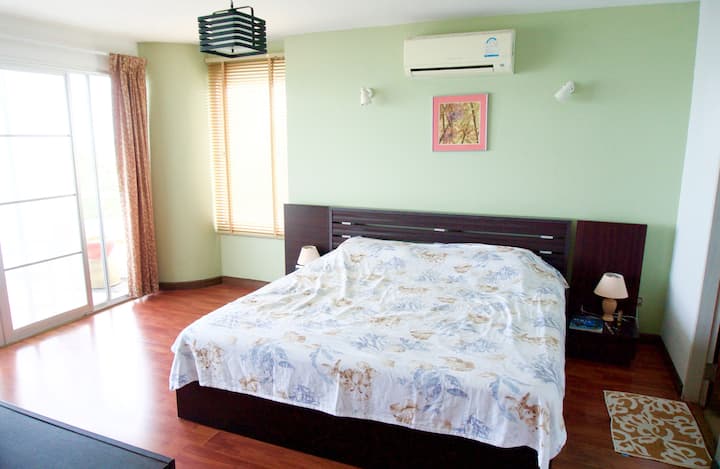 Მთავარი საძინებელი. ახლახან შევცვალეთ ფარდა ვენეციური ჟალუზებით, რადგან ის უფრო განათებულია, რომ სტუმარმა კარგად გამოიძინოს.  