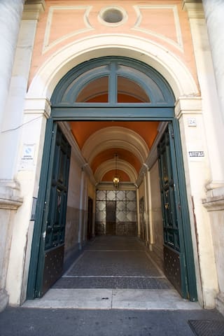 Elegant Central apartment gallery image 3