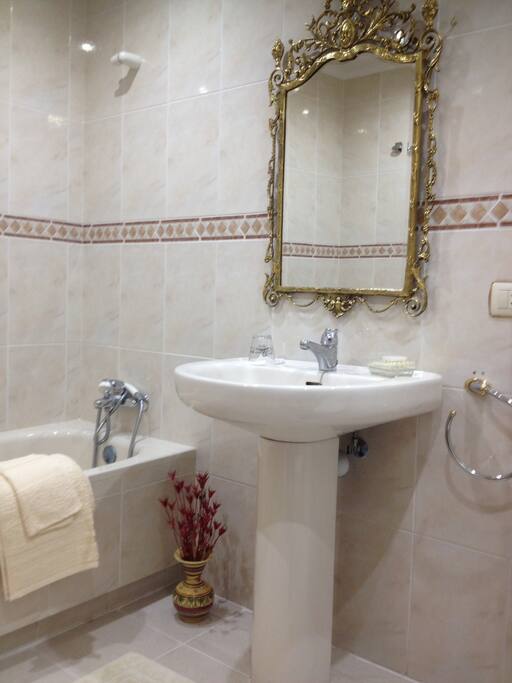 Cuarto de baño con: Bañera, lavabo, wc y bide