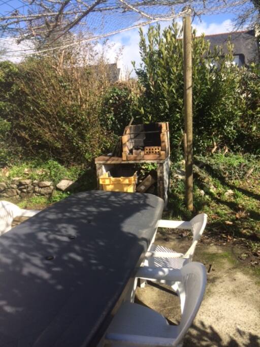terrasse sud avec table et barbecue
