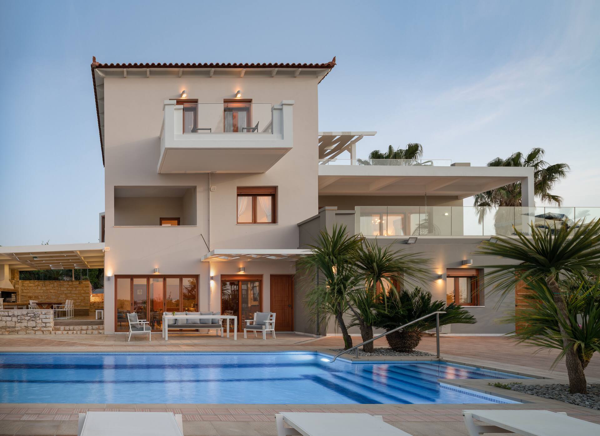 Tsourlakis Residence! 50m2 zwembad, fitnessruimte, op loopafstand van winkels, totale privacy!