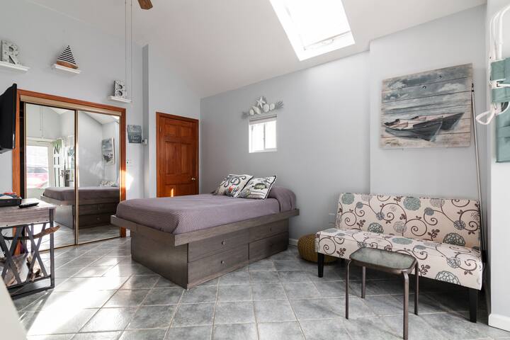 Rockaway Beach Bungalow close to all Trans/Beach