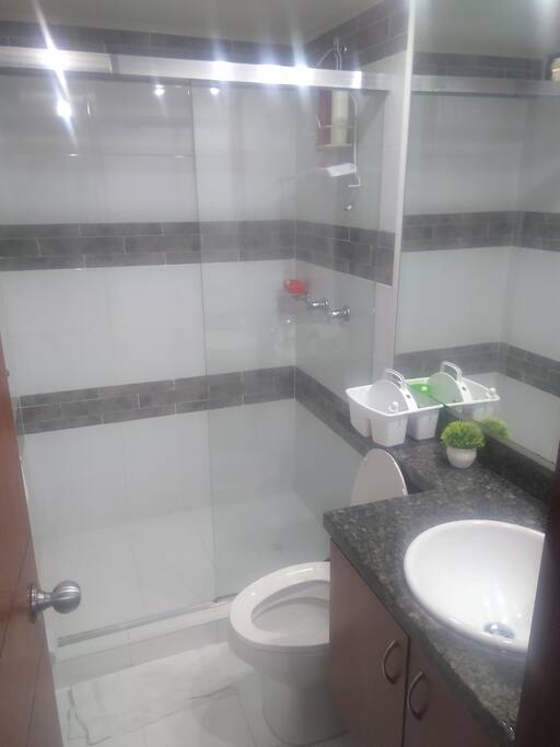 baño bien decorado en excelentes condiciones