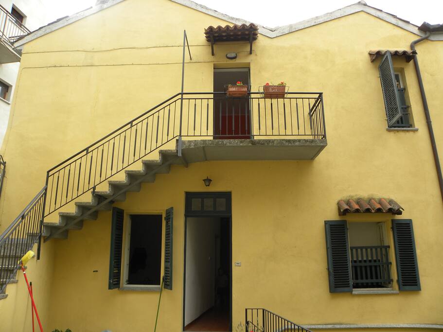 Ingresso secondario (porta in basso)